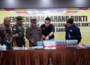 Kejaksaan Negeri Sanggau musnahkan barang bukti 73 perkara pidana. Forkopimda hadir, sinergi kuat ditegakkan. Baca kisah lengkapnya!