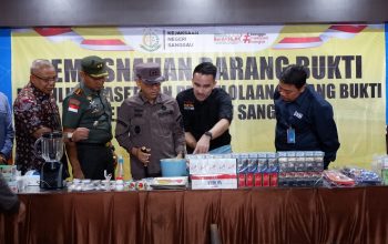 Kejaksaan Negeri Sanggau musnahkan barang bukti 73 perkara pidana. Forkopimda hadir, sinergi kuat ditegakkan. Baca kisah lengkapnya!