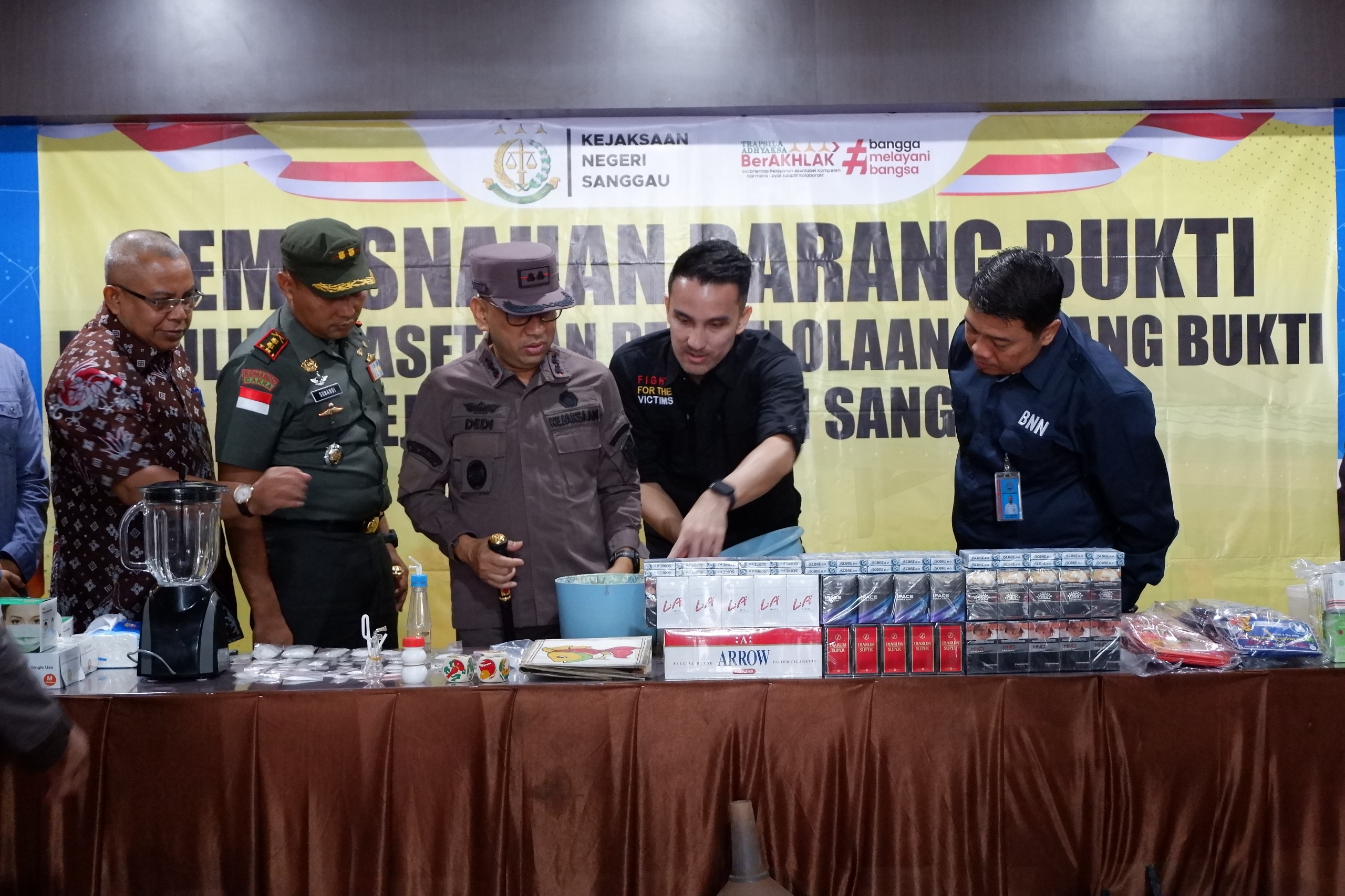 Kejaksaan Negeri Sanggau musnahkan barang bukti 73 perkara pidana. Forkopimda hadir, sinergi kuat ditegakkan. Baca kisah lengkapnya!