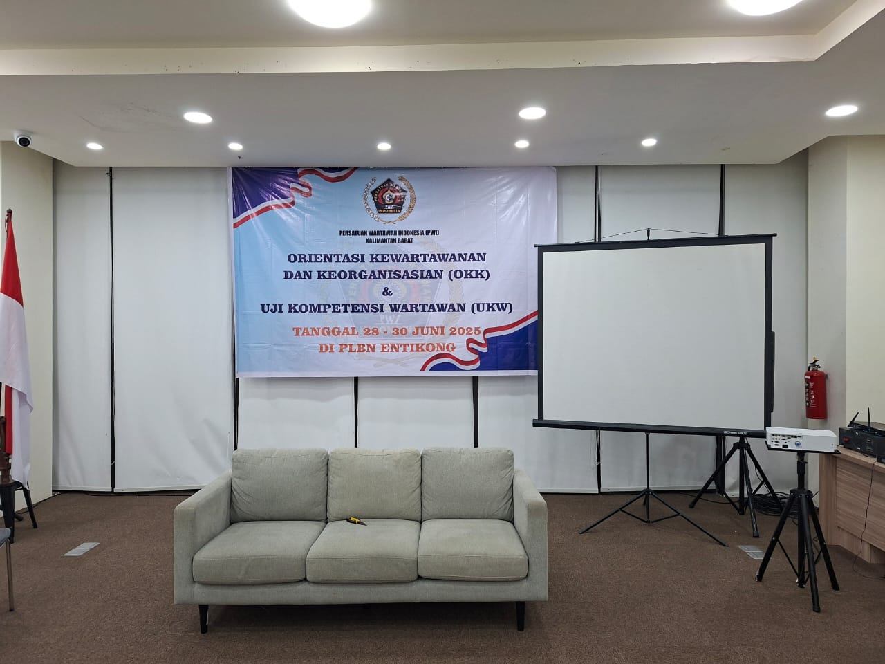 Ini soal tantangan kebebasan pers, dan seruan untuk merajut kembali kepercayaan publik demi masa depan jurnalisme yang berdaulat. Simak pandangan dari PWI Kalimantan Barat, Direktur UKW PWI, dan kisah inspiratif para peserta OKK.