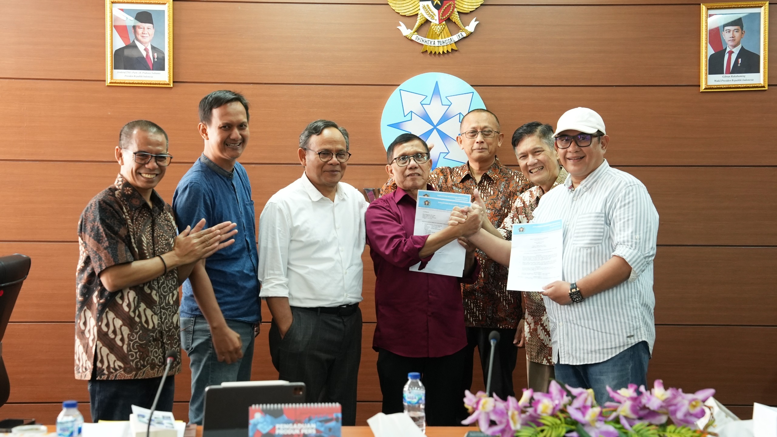 Kami ingin PWI kuat kembali," tegas Komaruddin. "Wartawan Indonesia butuh organisasi yang bersatu."