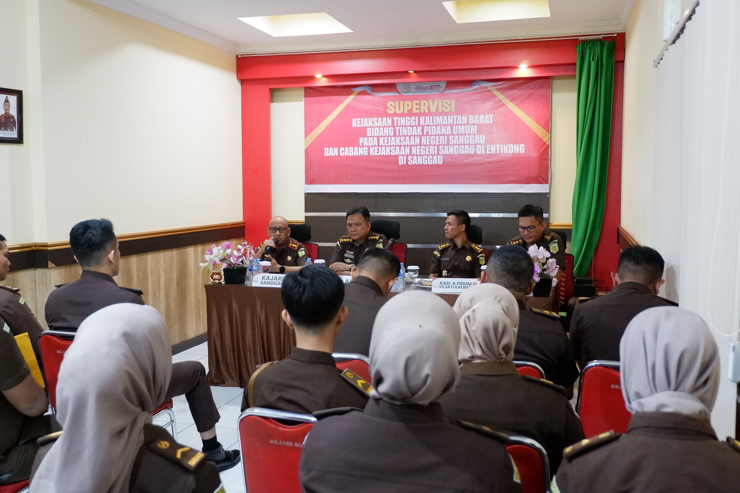 Kejati Kalbar gelar supervisi kinerja di Kejari Sanggau, fokus pada Restorative Justice. Baca bagaimana hukum humanis diterapkan di ujung Kalimantan Barat!