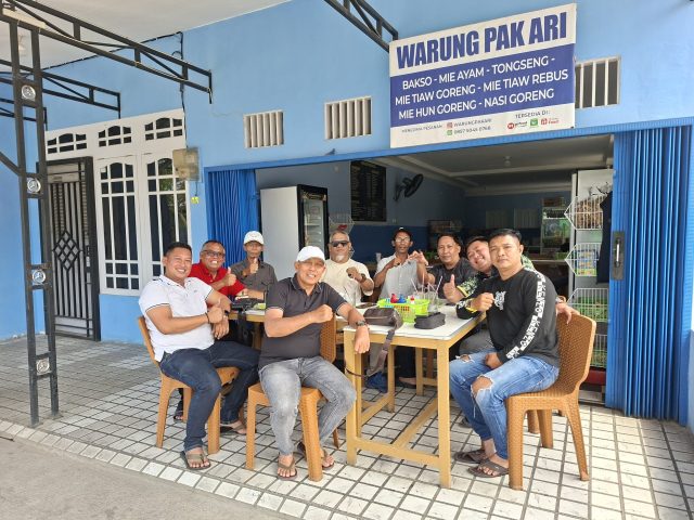 Adalah Burhanudin Abdullah, sang nahkoda Laskar Anti Korupsi Indonesia (LAKI), yang malam itu menjadi pusat gravitasi perbincangan.
