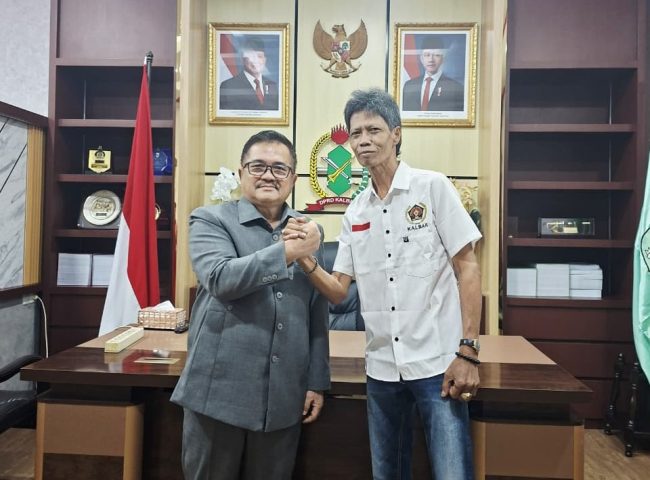 Bayangan mendung tak mampu meredupkan semangat Plt Ketua PWI Kalbar, Wawan Suwandi, dan jajaran pengurusnya. Langkah mereka tegap, menuju gedung megah DPRD Provinsi Kalimantan Barat. Di sana, Ketua DPRD Provinsi Kalimantan Barat, Aloysius SH M.Si, telah menunggu dengan hangat, siap menyambut para utusan dunia jurnalistik Kalimantan Barat.
