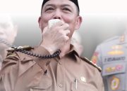 Gubernur Kalimantan Barat, Ria Norsan, mendukung penuh Uji Kompetensi Wartawan (UKW) untuk meningkatkan profesionalisme jurnalis. UKW yang akan diselenggarakan PWI Kalbar ini merupakan yang terbesar se-Indonesia, diikuti puluhan peserta di Pendopo Gubernur. Acara ini krusial untuk memastikan wartawan mampu menyajikan berita akurat di era AI.