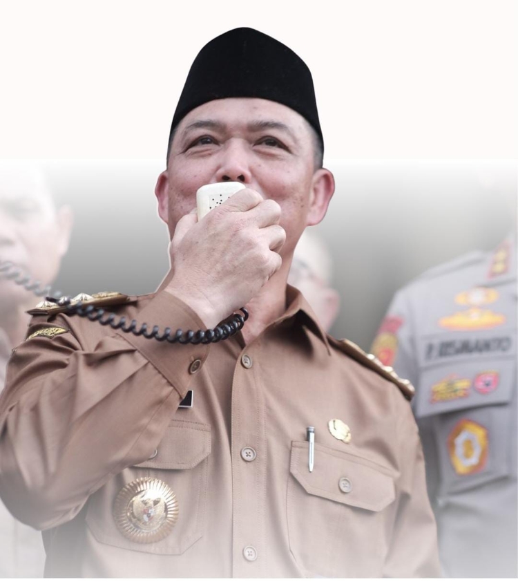 Gubernur Kalimantan Barat, Ria Norsan, mendukung penuh Uji Kompetensi Wartawan (UKW) untuk meningkatkan profesionalisme jurnalis. UKW yang akan diselenggarakan PWI Kalbar ini merupakan yang terbesar se-Indonesia, diikuti puluhan peserta di Pendopo Gubernur. Acara ini krusial untuk memastikan wartawan mampu menyajikan berita akurat di era AI.