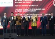 Gubernur Ria Norsan dan Bank Kalbar meraih tiga penghargaan tertinggi di ajang TOP GRC Awards 2025. Penghargaan ini menegaskan komitmen Pemprov Kalbar sebagai pemegang saham dalam memperkuat tata kelola bank daerah.