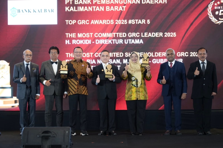 Gubernur Ria Norsan dan Bank Kalbar meraih tiga penghargaan tertinggi di ajang TOP GRC Awards 2025. Penghargaan ini menegaskan komitmen Pemprov Kalbar sebagai pemegang saham dalam memperkuat tata kelola bank daerah.