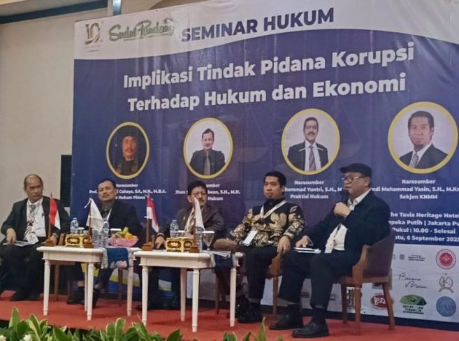 Para pembicara dan moderator pada seminar nasional bertema "Implikasi tindak pidana korupsi terhadap hukum dan ekonomi" yang digelar dalam rangka HUT ke-10 media Sudut Pandang di Jakarta, 6 September 2025 (Foto: Rukmana/SP)