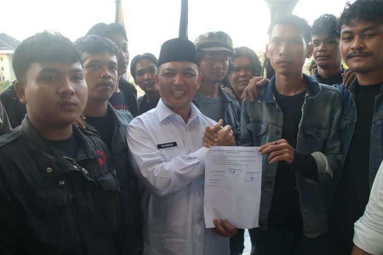 Gubernur Kalimantan Barat Ria Norsan menemui mahasiswa SOLMADAPAR yang menyuarakan aspirasi petani di Hari Tani Nasional. Dalam pertemuan damai ini, dibahas delapan tuntutan nasional dan empat tuntutan daerah terkait reformasi agraria, kesejahteraan petani, dan penyelesaian konflik lahan.