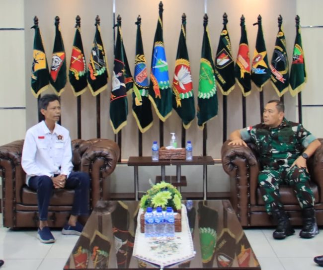 Panglima Kodam XII/Tanjungpura Mayjen TNI Jamallulael membangun sinergi positif dengan Persatuan Wartawan Indonesia (PWI) Kalimantan Barat. Melalui pertemuan hangat, Pangdam menegaskan peran strategis media dalam menjaga stabilitas wilayah.