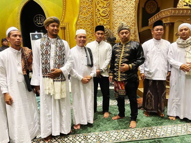 Gubernur Kalimantan Barat, Ria Norsan, tegaskan peran vital santunan anak yatim dalam mewujudkan Generasi Emas. Melalui acara yang diinisiasi LDM Kalbar, 3.000 anak yatim menerima bantuan, menandai komitmen pemerintah daerah terhadap investasi sosial.