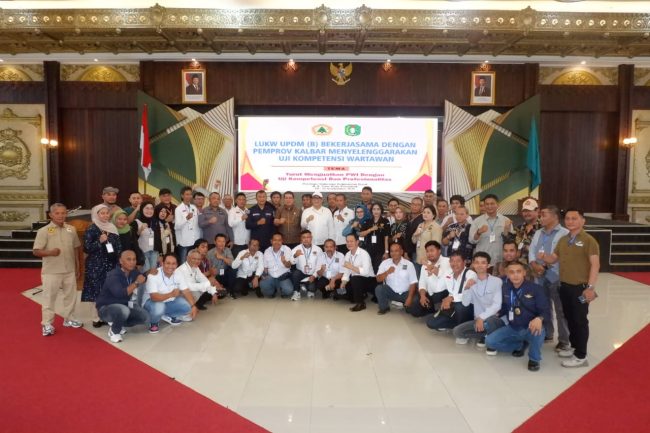 Uji Kompetensi Wartawan (UKW) Kalimantan Barat 2025 menghadirkan 48 jurnalis dari 14 kabupaten/kota. Ajang ini memperkuat profesionalisme pers sekaligus menjaga marwah wartawan sebagai pilar demokrasi Indonesia.