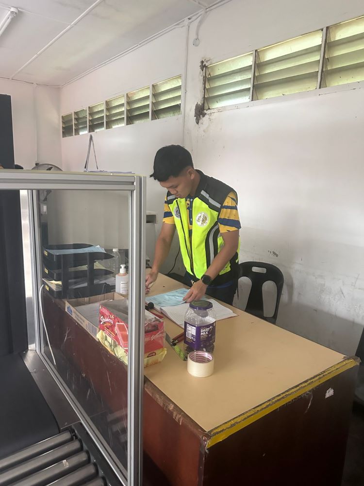 Pemerintah Malaysia melalui Badan Kontrol dan Perlindungan Perbatasan (BKPP) memperketat keamanan di 22 titik masuk, termasuk di Tebedu, Sarawak. Langkah strategis ini mencakup pengalihan fungsi pemeriksaan bea cukai, kolaborasi internasional dengan Indonesia, dan pengetatan terhadap barang bersubsidi serta ekspor untuk memerangi penyelundupan narkotika dan barang ilegal.