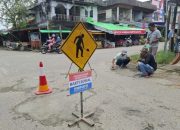 PUPR Sanggau Tambal Jalan Berlubang di Dalam Kota, Pegawai Patungan Demi Kenyamanan Warga