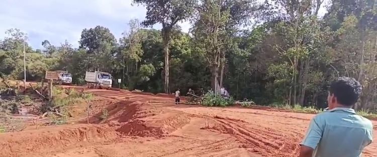 Warga Paser Mentawa tutup akses galian bauksit PT Dinamika Sejahtera Mandiri dan PT Kalimantan Alumina Nusantara. Aksi protes keras akibat janji perusahaan mangkrak bertahun-tahun. Aktivitas tambang terhenti total.