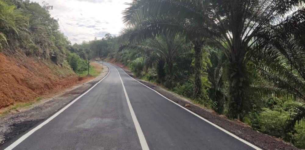 Pemerintah Provinsi Kalbar resmi selesaikan peningkatan jalan Kembayan-Balai Sebut di Sanggau dengan anggaran Rp9 miliar lebih. Dinas PUPR pastikan proyek rampung sesuai kontrak. Masyarakat merasakan kelancaran baru dan berharap pembangunan berlanjut. Simak laporan lengkap perkembangan infrastruktur strategis di Kalimantan Barat ini.