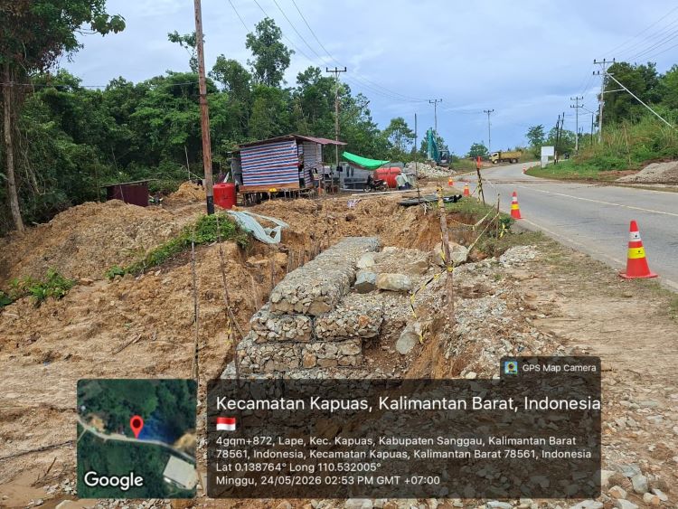 BPJN Kalimantan Barat sigap tangani longsor parah di KM 34 ruas Tanjung-Sanggau. Akses vital ekonomi terancam putus, proyek darurat dikebut 240 hari.