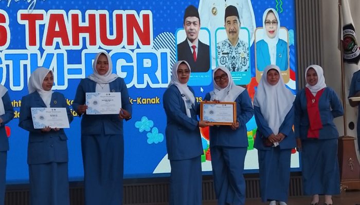 Guru TK Nirwana Cendikia Boyong Dua Piagam Penghargaan di Hari Ulang Tahun IGTKI PGRI
