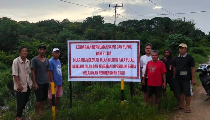 Keberatan Terhadap PT. BIA, Warga Tutup Jalan Desa