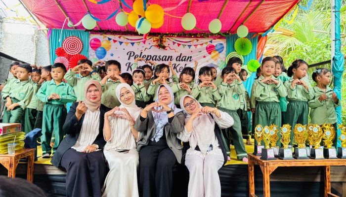 Tangis Haru Pecah, Orang Tua Murid Sembari Menerima Setangkai Bunga