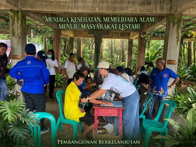 Demokrat Sanggau gelar bakti sosial bersih desa dan tanam pohon ulin langka. Simak aksi nyata merawat bumi sekaligus merayakan 25 tahun kiprah partai.