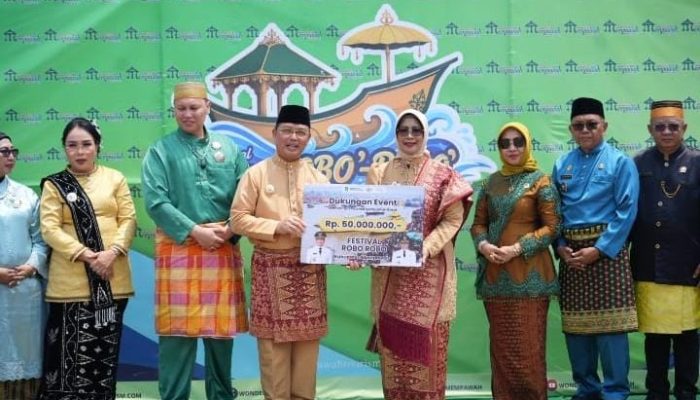 HADIRI FESTIVAL BUDAYA ROBO-ROBO MEMPAWAH 2026, GUBERNUR RIA NORSAN: SIMBOL KEBERSAMAAN DAN PELESTARIAN WARISAN LELUHUR