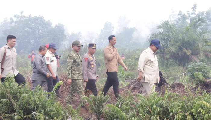 PRESIDEN TINJAU LANGSUNG LAHAN TERBAKAR, GUBERNUR RIA NORSAN: DUKUNGAN PRESIDEN PERKUAT PERCEPATAN PENANGANAN KARHUTLA KALBAR