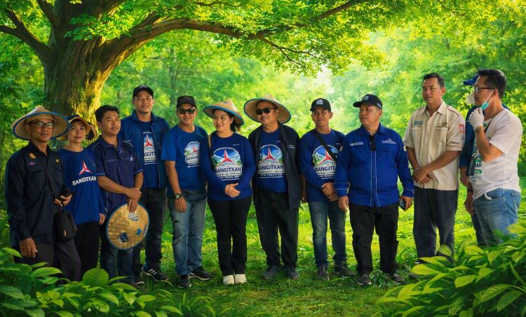 Selain bersih lingkungan, Demokrat Sanggau melanjutkan gerakan menanam pohon belian atau kayu ulin. Tanaman khas Kalimantan ini memiliki nilai ekologis sekaligus ekonomis tinggi.