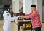 PERINGATAN HUT KE-81 RI, SEKDA HARISSON SERAHKAN BENDERA MERAH PUTIH KEPADA PASKIBRAKA