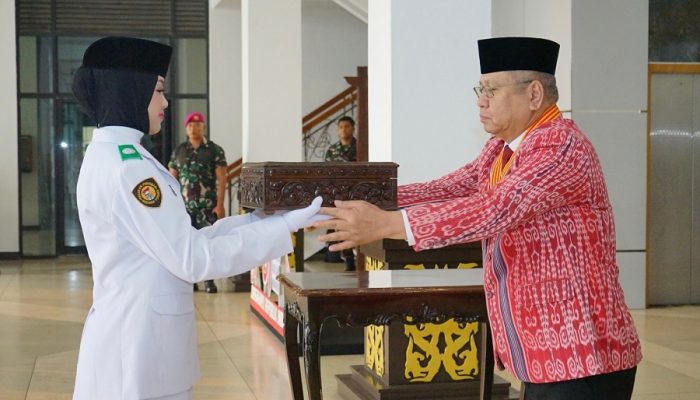 PERINGATAN HUT KE-81 RI, SEKDA HARISSON SERAHKAN BENDERA MERAH PUTIH KEPADA PASKIBRAKA