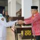 PERINGATAN HUT KE-81 RI, SEKDA HARISSON SERAHKAN BENDERA MERAH PUTIH KEPADA PASKIBRAKA