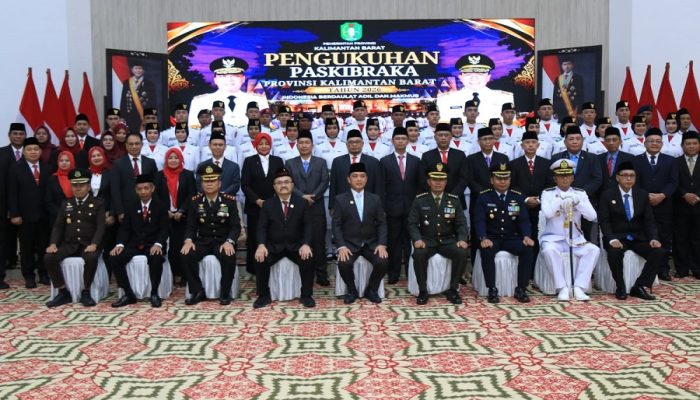 GUBERNUR RIA NORSAN KUKUHKAN PASKIBRAKA KALBAR, SIAP KIBARKAN MERAH PUTIH PADA HUT KE-81 RI
