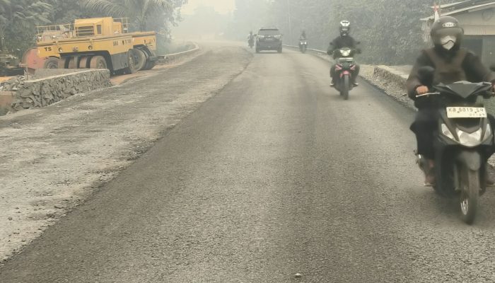 Masyarakat Apresiasi BPJN Kalbar Aspal Proyek Peninggian Jalan Sungai Ambawang Kubu Raya