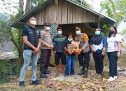 Kapolsek Monterado Turun Langsung Pantau Hotspot Karhutla, Tiga Warga Terima Bantuan Sosial