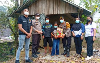 Kapolsek Monterado Turun Langsung Pantau Hotspot Karhutla, Tiga Warga Terima Bantuan Sosial