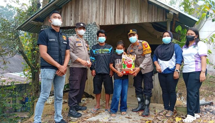 Kapolsek Monterado Turun Langsung Pantau Hotspot Karhutla, Tiga Warga Terima Bantuan Sosial