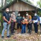 Kapolsek Monterado Turun Langsung Pantau Hotspot Karhutla, Tiga Warga Terima Bantuan Sosial