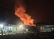 Kebakaran Hebat Landa Timbunan Tangkos PT GKM di Sekayam, Publik Pertanyakan Sistem Mitigasi