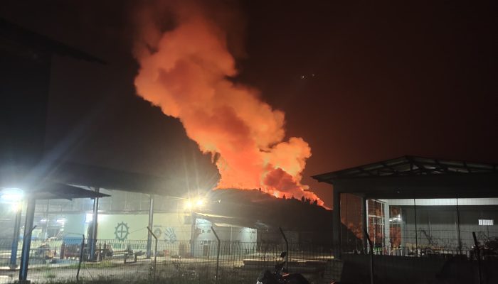 Kebakaran Hebat Landa Timbunan Tangkos PT GKM di Sekayam, Publik Pertanyakan Sistem Mitigasi