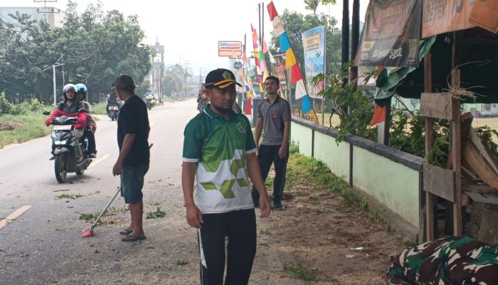 Koramil 1210-03/Mandor Bersama Forkopimcam dan Masyarakat Gelar Kerja Bakti di TKN Pembina Mandor.