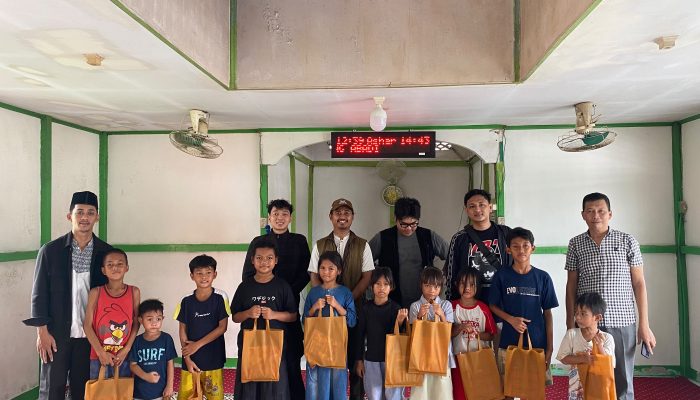 Muhammadiyah Kubu Raya dan Polres Bagikan Alat Tulis untuk Anak Kurang Mampu di Desa Limbung