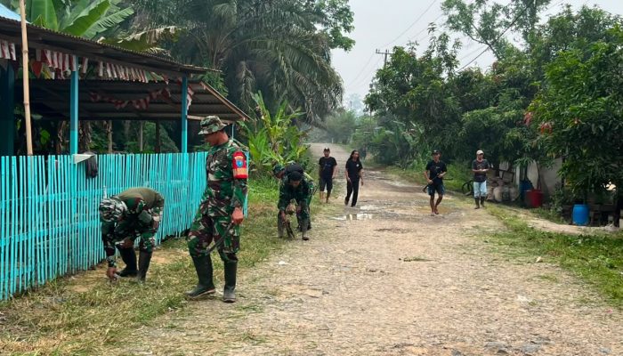 Bersama Membangun Desa, Satgas TMMD Ke-130 Kodim 1210/Landak dan Warga Tunjukkan Kekompakan.