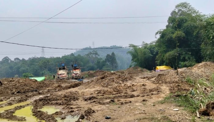PETI Diduga Kian Merajalela di Sekayam, Tiga Ekskavator Keruk Tanah, Sungai Saeh Berubah Jadi Aliran Lumpur