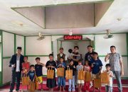 Senyum bahagia terpancar dari anak-anak Desa Limbung, Kecamatan Sungai Raya, Kubu Raya. Muhammadiyah Kubu Raya bersama Polres Kubu Raya membagikan alat tulis gratis. Bantuan ini meringankan beban keluarga prasejahtera sekaligus menyulut semangat belajar anak-anak. Kegiatan bagian dari Milad Muhammadiyah ke-114 ini didukung Ikatan Keluarga Alumni FEB UMP dan FIKPsi UMP. Kisah haru dan inspiratif dari Desa Limbung.