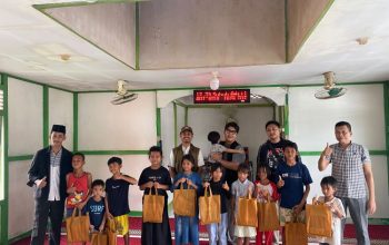 Senyum bahagia terpancar dari anak-anak Desa Limbung, Kecamatan Sungai Raya, Kubu Raya. Muhammadiyah Kubu Raya bersama Polres Kubu Raya membagikan alat tulis gratis. Bantuan ini meringankan beban keluarga prasejahtera sekaligus menyulut semangat belajar anak-anak. Kegiatan bagian dari Milad Muhammadiyah ke-114 ini didukung Ikatan Keluarga Alumni FEB UMP dan FIKPsi UMP. Kisah haru dan inspiratif dari Desa Limbung.