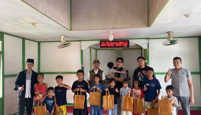Kisah Haru Anak Desa Limbung Dapat Alat Tulis dari Muhammadiyah dan Polres Kubu Raya